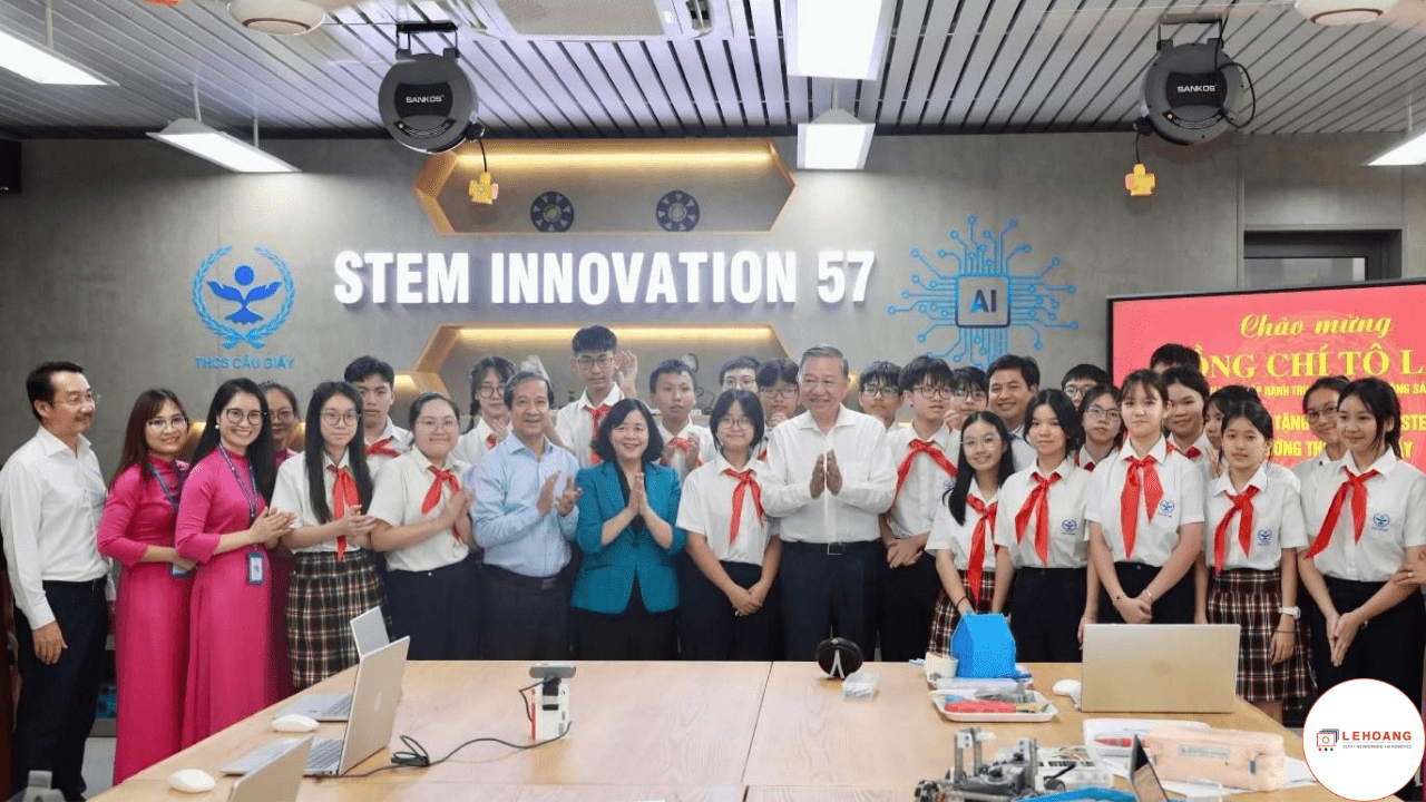 Học sinh Trường THCS Cầu Giấy trải nghiệm thực hành lập trình và điều khiển robot tại không gian STEM Innovation 57 dưới sự chứng kiến của lãnh đạo
