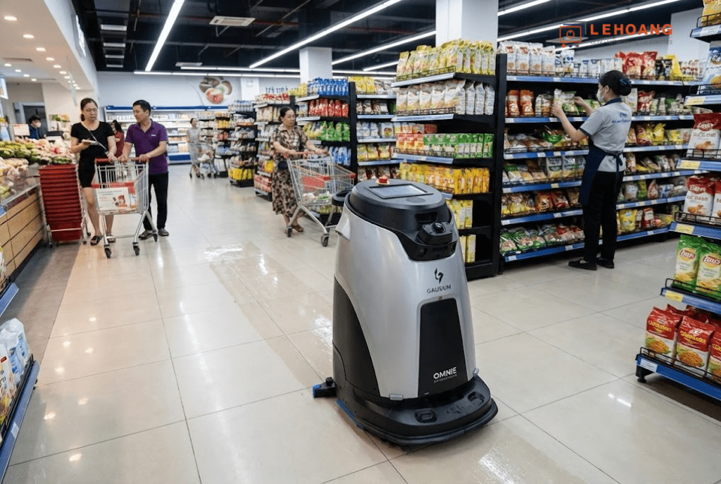Robot vệ sinh công nghiệp Gausium Phantas làm việc tự động trong siêu thị Việt Nam không cần giám sát