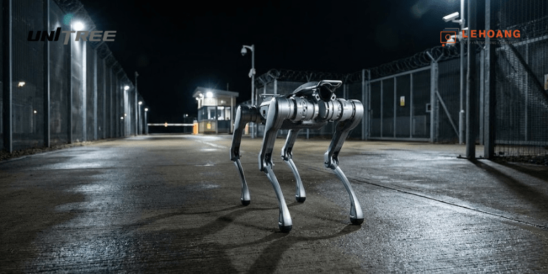  Robot chó Unitree đang thực hiện nhiệm vụ tuần tra an ninh trong khuôn viên công ty vào ban đêm