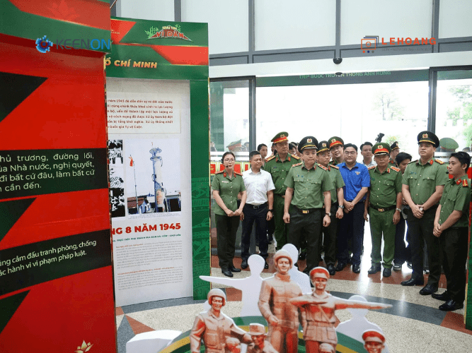 Đoàn lãnh đạo và cán bộ công an tham quan triển lãm lịch sử Công an nhân dân Việt Nam với sự hỗ trợ của robot Keenon trong không gian hiện đại hóa dịch vụ công - Lê Hoàng Robotics