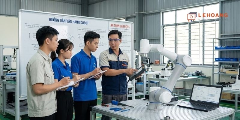 Kỹ sư Lê Hoàng Robotics hướng dẫn vận hành robot DOBOT cho doanh nghiệp