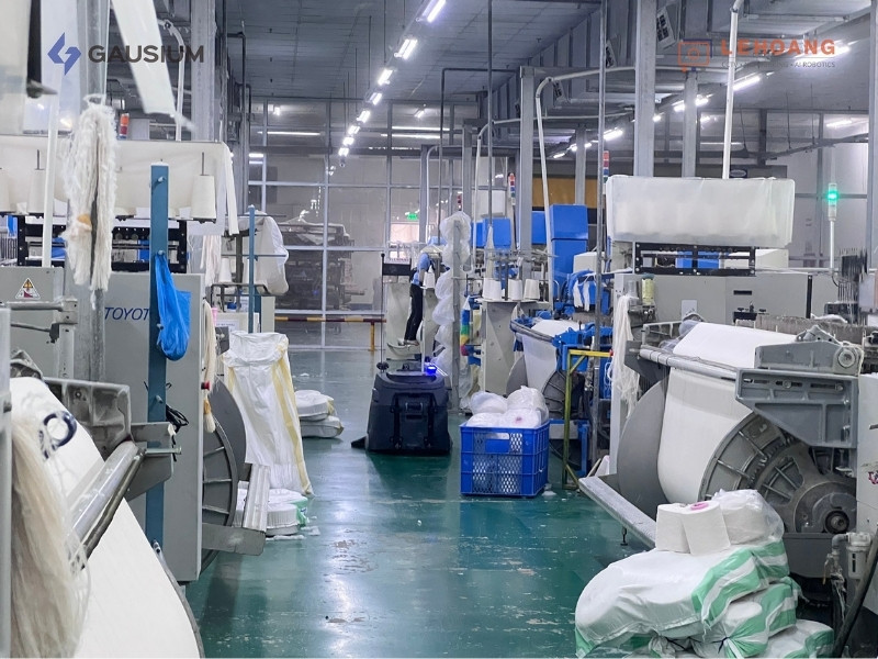 Robot vệ sinh công nghiệp Gausium Beetle hoạt động trong nhà máy dệt may tại TP.HCM - Lê Hoàng Robotics