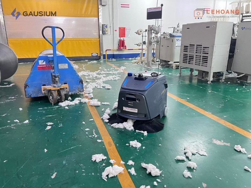 Robot Gausium Beetle hút sạch rác chỉ và bông vải trên sàn nhà máy dệt may - không bị hóc rác