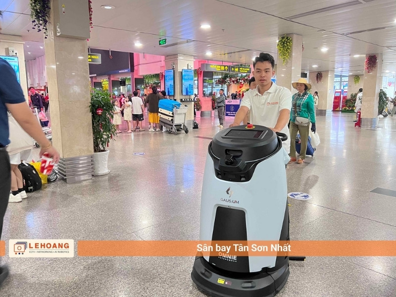 Nhân viên kỹ thuật Lê Hoàng Robotics bàn giao robot Gausium Omnie tại sân bay Tân Sơn Nhất