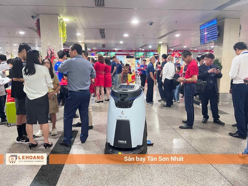 Robot vệ sinh Gausium Omnie di chuyển giữa hành khách tại sảnh sân bay Tân Sơn Nhất - Lê Hoàng Robotics