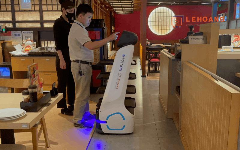 Robot KEENON T9 với 4 khay phục vụ đang được thiết lập tại nhà hàng Nhật Bản
