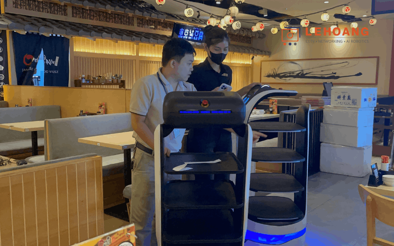 Robot KEENON T9 với thiết kế 4 khay phục vụ sẵn sàng giao món tại nhà hàng