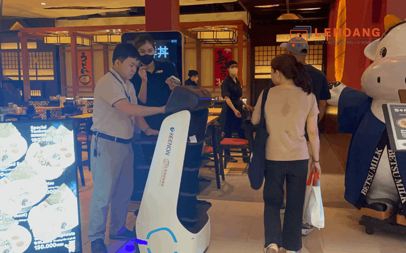 Nhân viên nhà hàng được đào tạo thao tác giao món trên màn hình cảm ứng robot KEENON T9