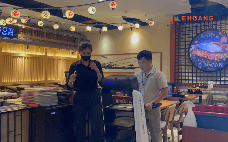  Robot phục vụ KEENON T9 hoạt động song song với nhân viên trong nhà hàng Nhật Bản