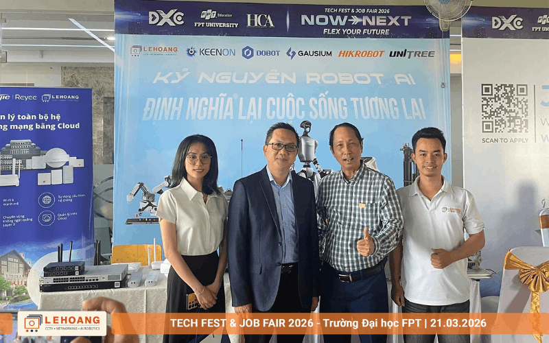 Đội ngũ Lê Hoàng Robotics chụp hình cùng doanh nghiệp tại gian hàng Kỷ Nguyên Robot AI với backdrop trưng bày KEENON DOBOT GAUSIUM HIKROBOT UNITREE