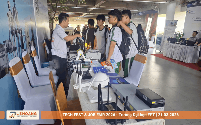 Nhân viên Lê Hoàng Robotics giới thiệu robot và giải pháp công nghệ cho sinh viên tại FPT Tech Fest & Job Fair 2026