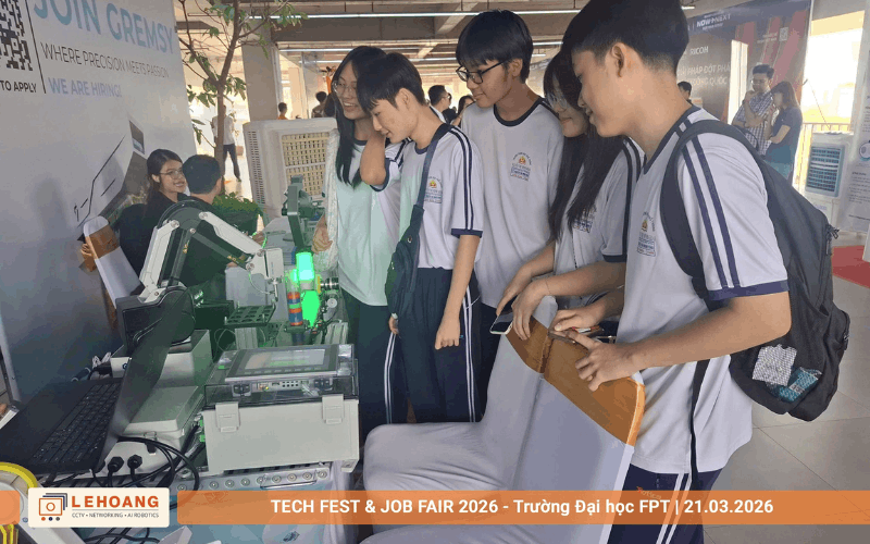 Học sinh THPT hào hứng trải nghiệm cánh tay robot DOBOT tại gian hàng Lê Hoàng Robotics