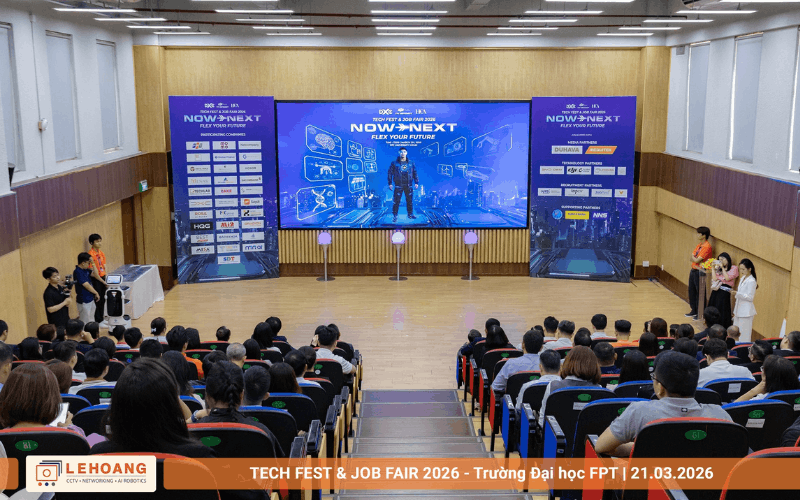 Toàn cảnh hội trường chính FPT Tech Fest 2026 chủ đề Now Next Flex Your Future với robot KEENON Lê Hoàng Robotics phục vụ sự kiện