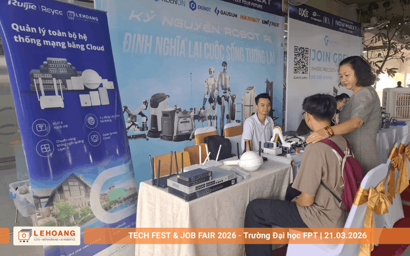 Khách tham quan tìm hiểu giải pháp và robot AI tại gian hàng Lê Hoàng Robotics
