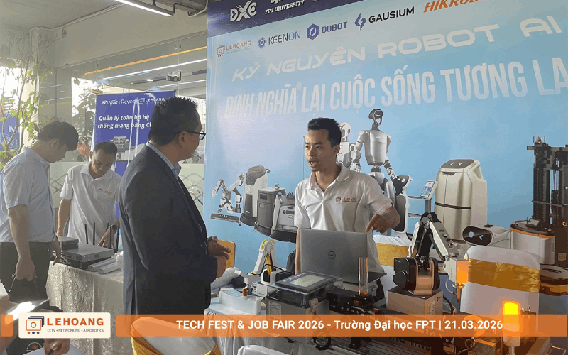 Nhân viên Lê Hoàng Robotics giới thiệu cánh tay robot DOBOT và các sản phẩm robot cho khách tham quan