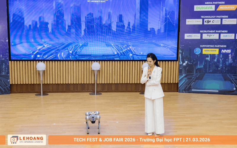 MC dẫn chương trình cùng robot chó Unitree Go2 trình diễn trên sân khấu chính FPT Tech Fest & Job Fair 2026 - Lê Hoàng Robotics đối tác công nghệ