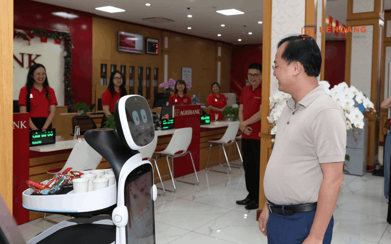 Giải pháp robot lễ tân KEENON T10 tự động tiếp đón khách hàng tại sảnh giao dịch ngân hàng