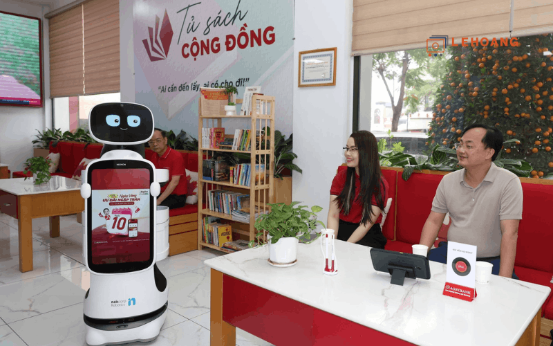 Robot KEENON T10 chủ động phục vụ khách hàng tại khu vực tiếp khách và phòng chờ ngân hàng