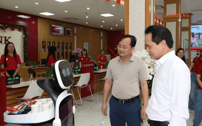 Robot KEENON T10 phục vụ đồ uống và bánh kẹo cho khách hàng đang chờ giao dịch tại ngân hàng