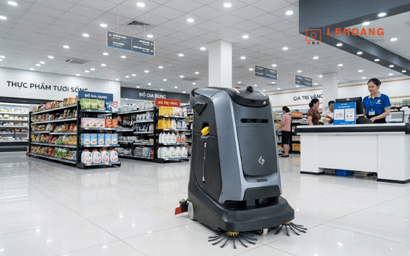 Robot Mira Gausium đang vệ sinh sàn cửa hàng bán lẻ với công nghệ quét và chà sàn đồng thời