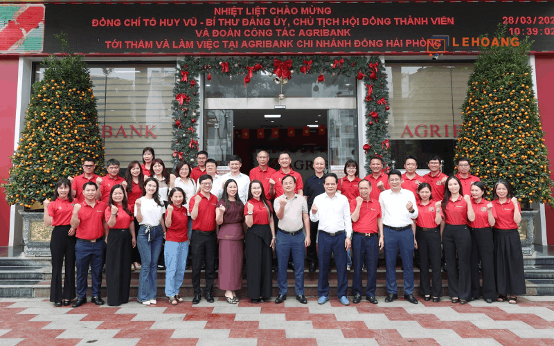 Đồng chí Tô Huy Vũ Chủ tịch HĐTV Agribank cùng đoàn công tác và tập thể cán bộ nhân viên Agribank chi nhánh Đông Hải Phòng chụp hình lưu niệm