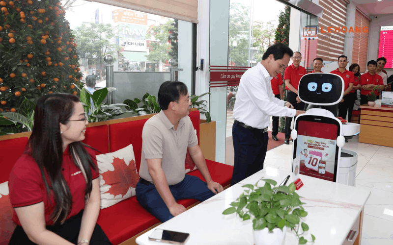 Lãnh đạo Agribank tương tác trực tiếp với robot KEENON T10 tại khu vực tiếp khách chi nhánh Đông Hải Phòng