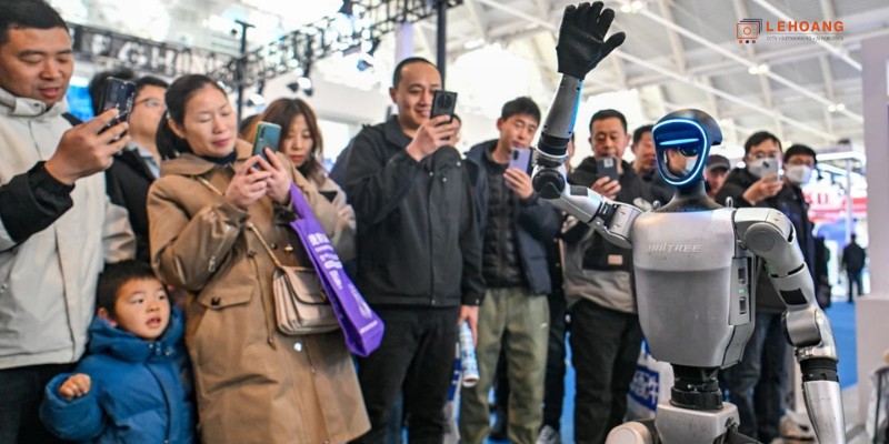 Robot hình người Unitree G1 vẫy tay chào tương tác với đám đông tại triển lãm công nghệ – phân phối bởi Lê Hoàng Robotics đại lý Unitree Việt Nam