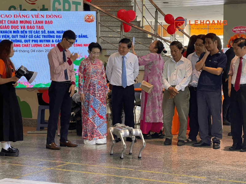Lãnh đạo Sở Giáo dục và Đào tạo cùng khách mời quan sát robot 4 chân Unitree Go2 trình diễn tại Cao đẳng Viễn Đông
