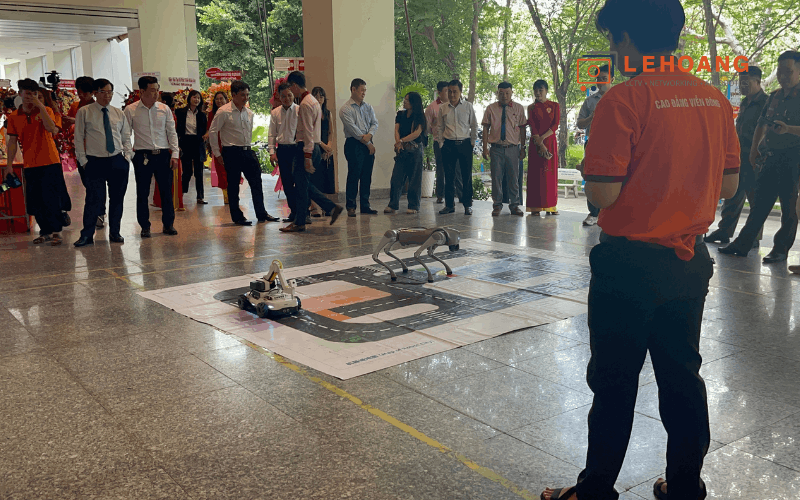 Robot 4 chân Unitree Go2 trình diễn khả năng di chuyển linh hoạt trên địa hình mô phỏng trước đông đảo đại biểu