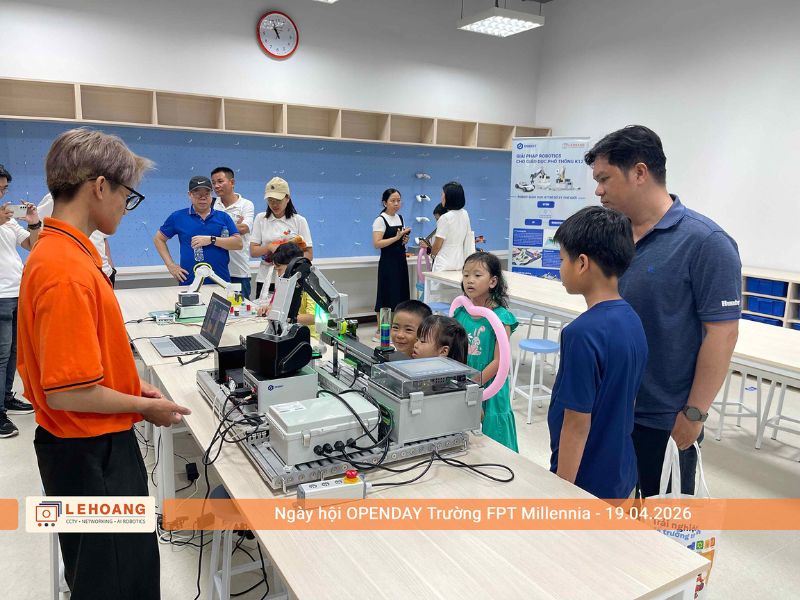  Đội ngũ Lê Hoàng Robotics hướng dẫn học sinh và phụ huynh trải nghiệm cánh tay robot Dobot tại phòng thí nghiệm STEM FPT Millennia