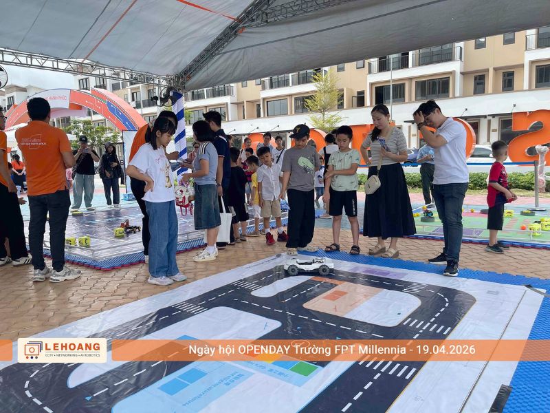 Các em học sinh tham gia trải nghiệm mô hình xe tự hành trên sa bàn giao thông tại Open Day Trường FPT Millennia 2026