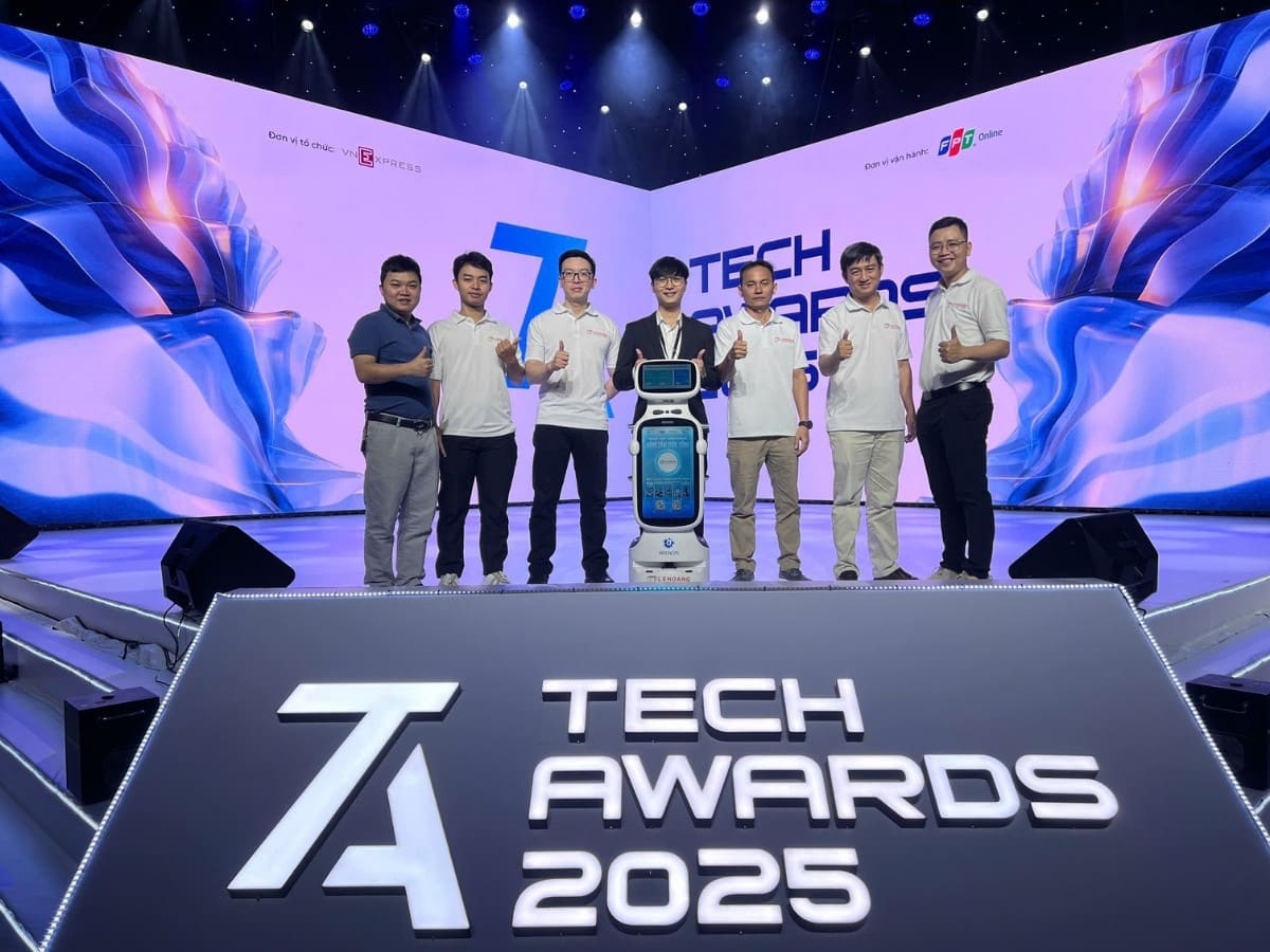 Đội ngũ Lê Hoàng Robotics cùng robot Keenon tại sự kiện Tech Awards 2025 do VnExpress và FPT Online tổ chức