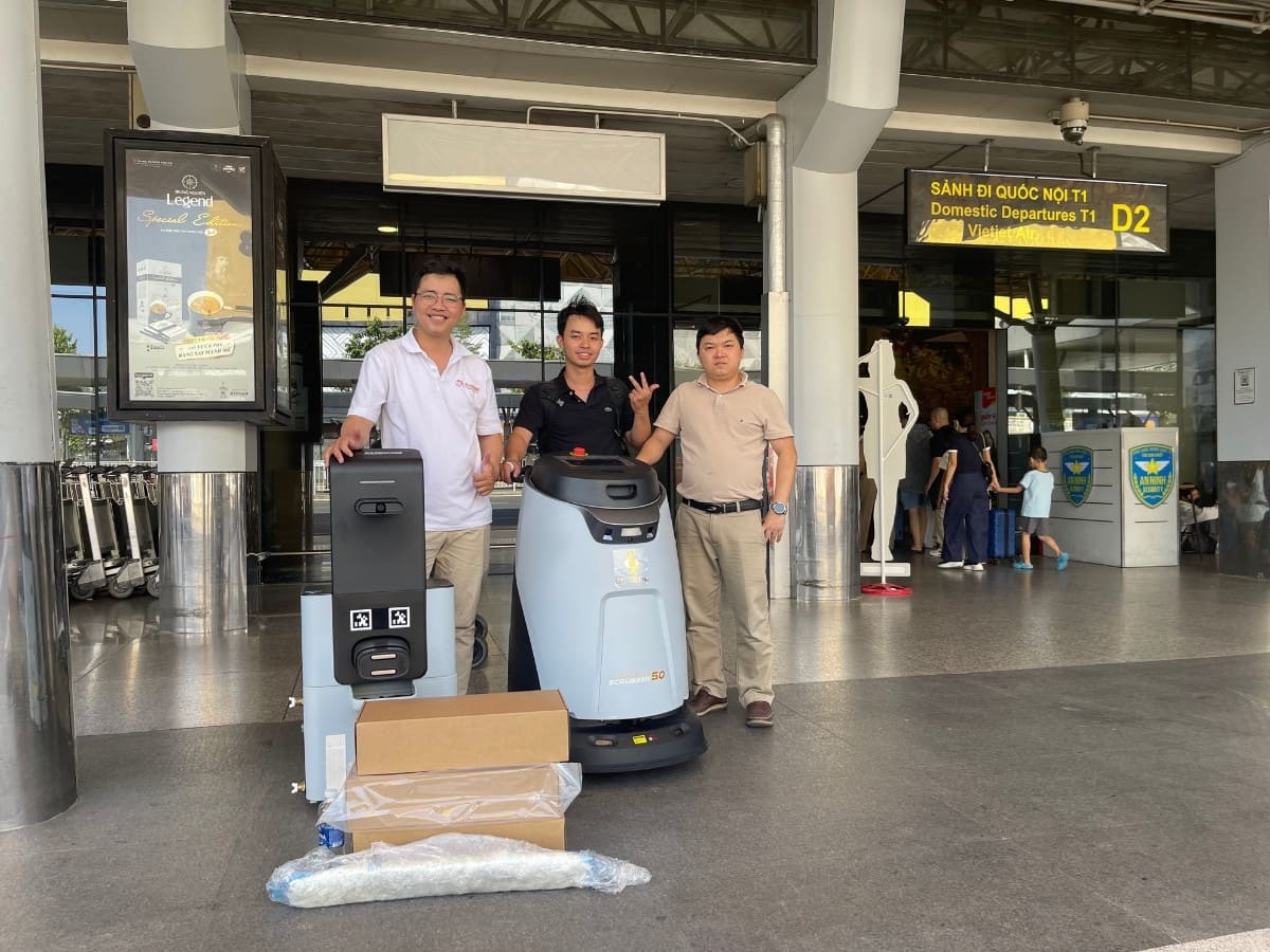 Đội ngũ kỹ thuật Lê Hoàng Robotics triển khai robot vệ sinh Gausium Scrubber 50 và robot Keenon tại sảnh Quốc Nội T1 sân bay Tân Sơn Nhất