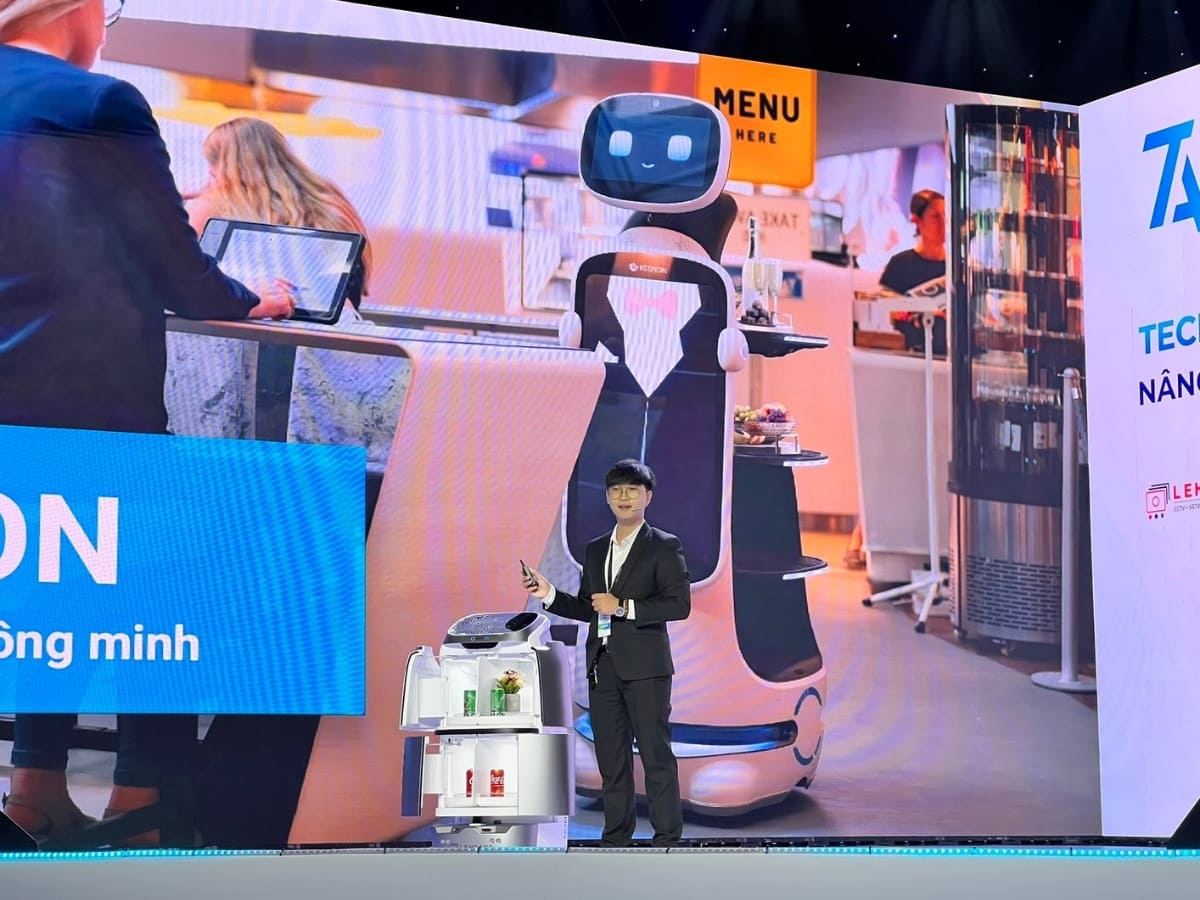 Đại diện Lê Hoàng Robotics thuyết trình giới thiệu robot phục vụ Keenon trên sân khấu sự kiện công nghệ Tech Awards