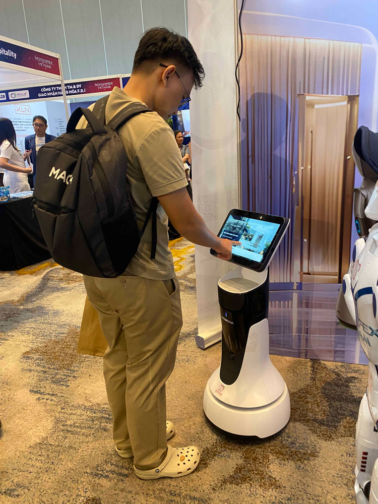 GreetingBot Mini được Lê Hoàng Robotics trình diễn tại HORECFEX Vietnam 2026