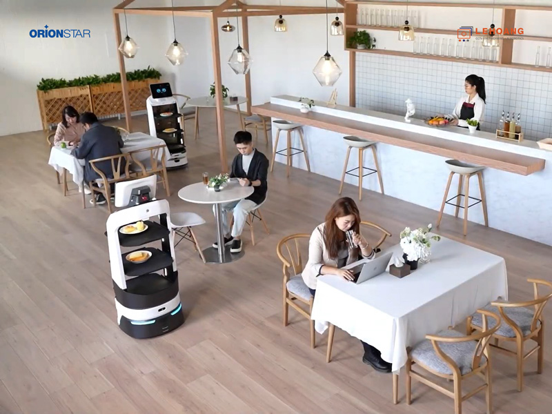 Robot giao hàng LuckiBot Pro nâng tầm không gian phục vụ bằng công nghệ AI