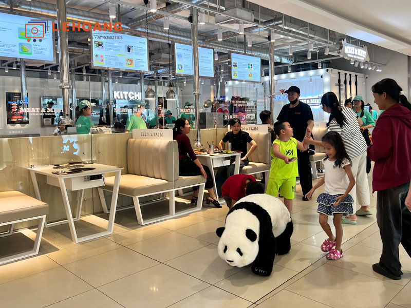 Trẻ em và gia đình tương tác với robot gấu trúc Go2 Panda