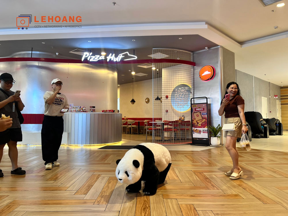 Robot bốn chân Unitree Go2 Panda hoạt náo tại Trung tâm thương mại