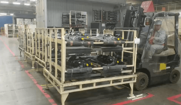 Robot AMR vận chuyển linh kiện ô tô tự động trong nhà máy Tianjin FAW Toyota - Giải pháp logistics thông minh