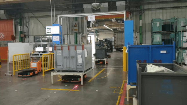Quy trình vận chuyển linh kiện ô tô bằng xe nâng và robot AMR - Hệ thống logistics tích hợp nhà máy