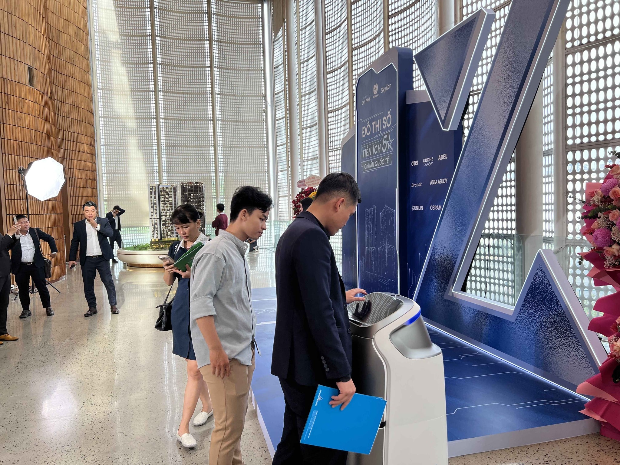 Robot KEENON phục vụ tại sảnh chính sự kiện ra mắt phân khu SkyZen Viva Riverside