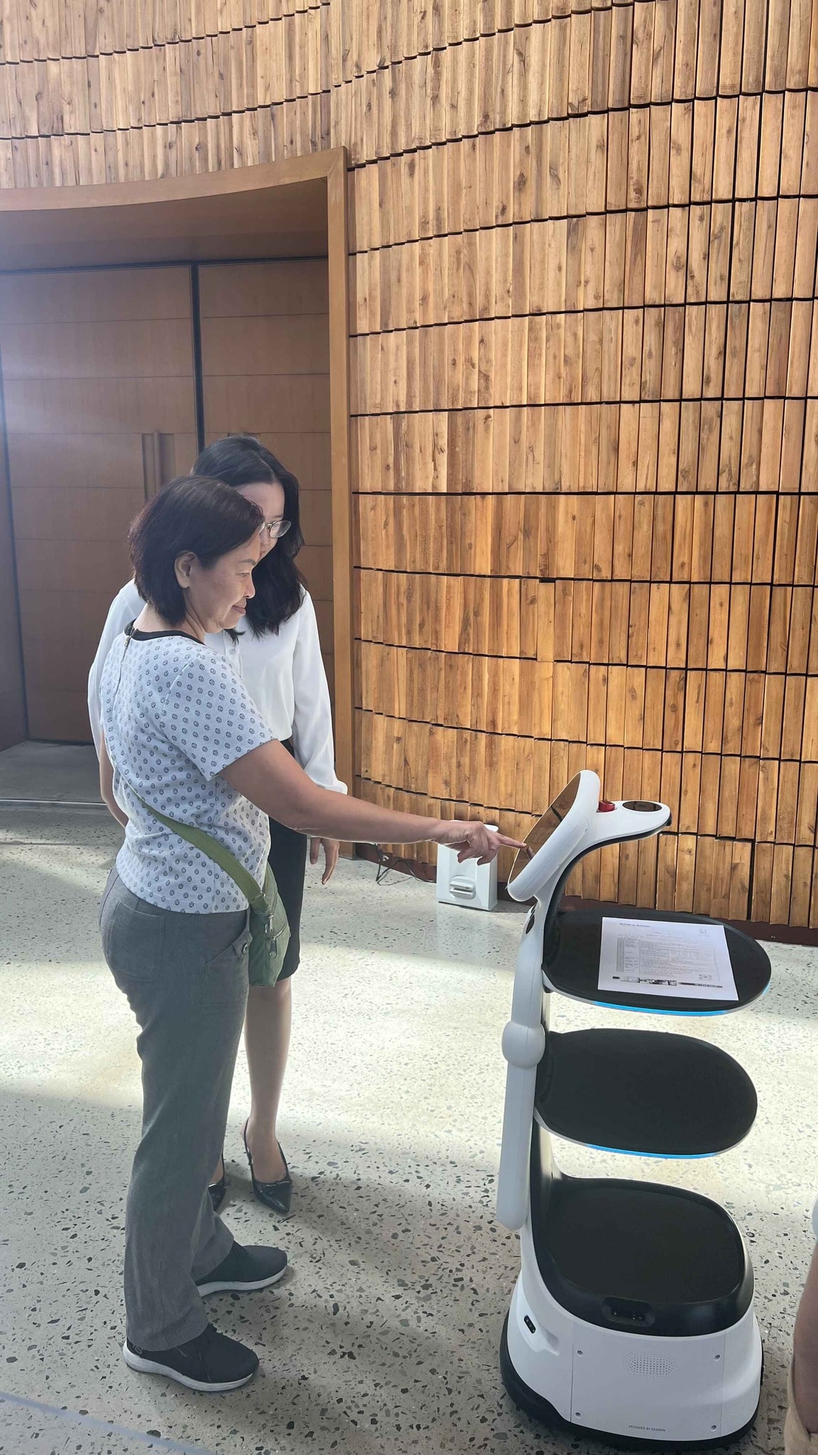 Khách hàng trải nghiệm tính năng tương tác của robot KEENON tại sự kiện bất động sản