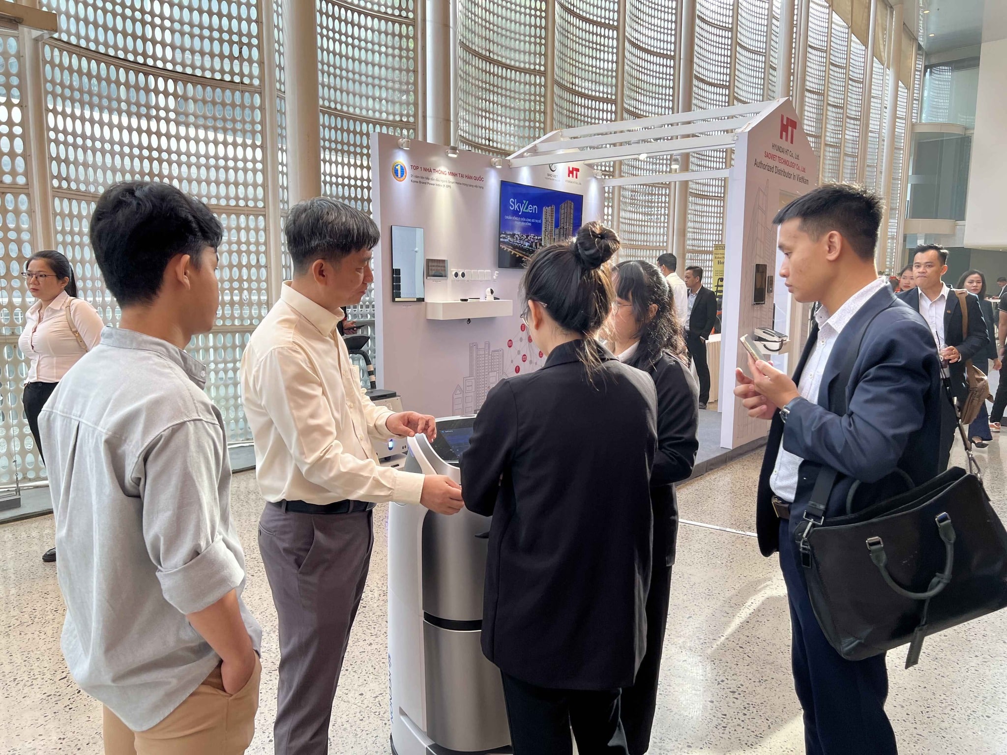 Khách mời tương tác với robot KEENON tại gian trưng bày dự án Viva Riverside