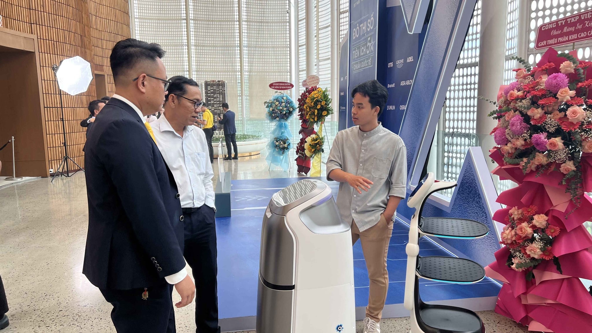 Đại diện chủ đầu tư tìm hiểu về robot dịch vụ KEENON tại sự kiện SkyZen