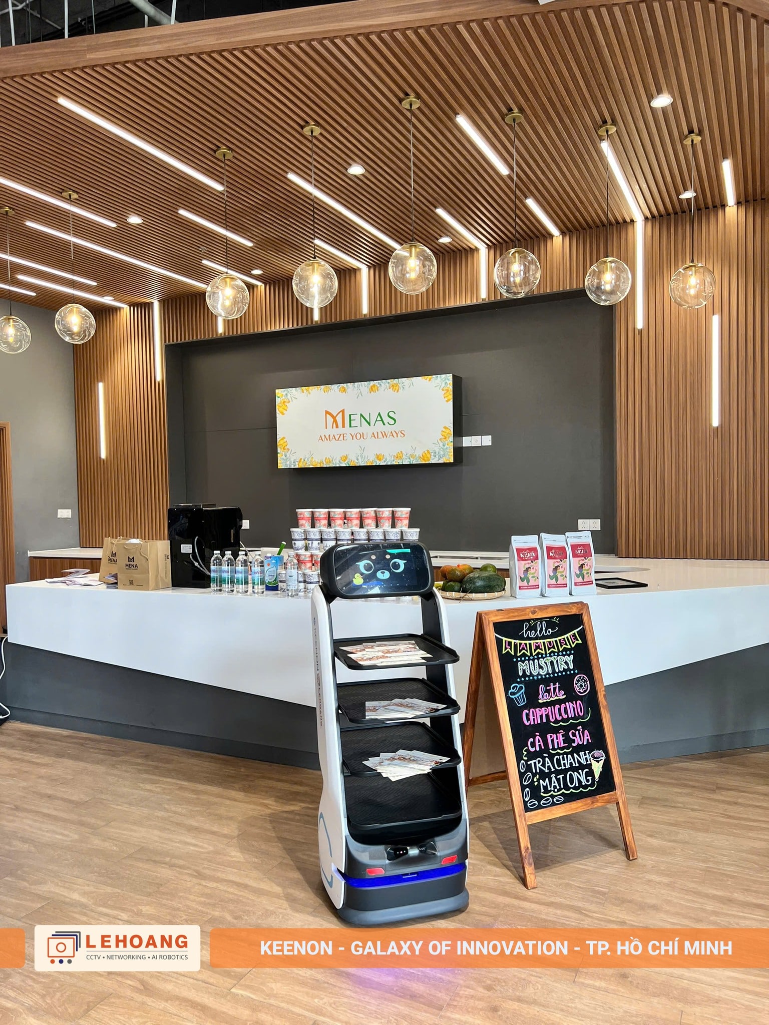 Robot phục vụ KEENON tại quầy tiếp đón Menas với thiết kế không gian hiện đại