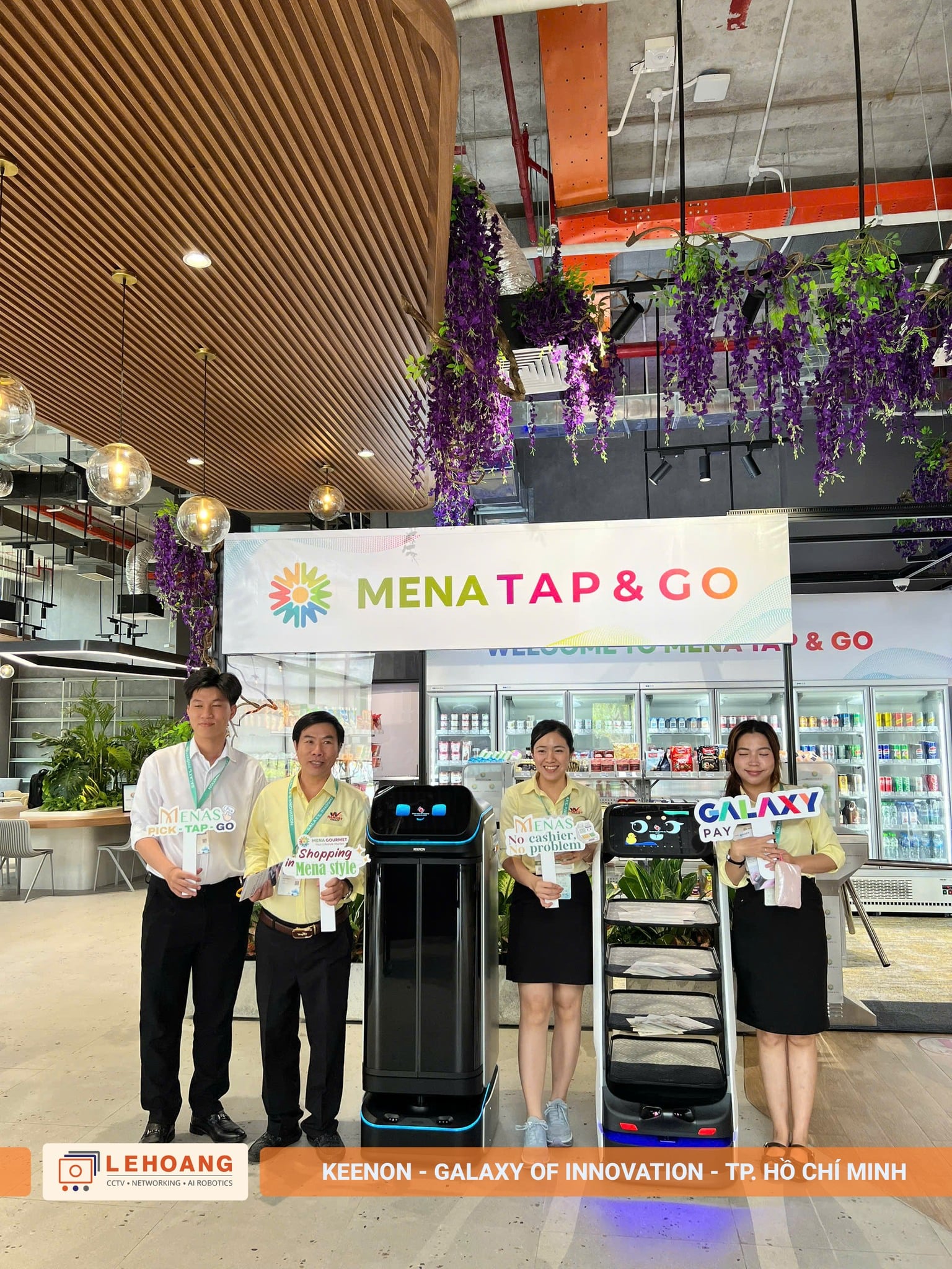 Đội ngũ nhân viên Menas và đối tác Lê Hoàng Robotics giới thiệu robot KEENON