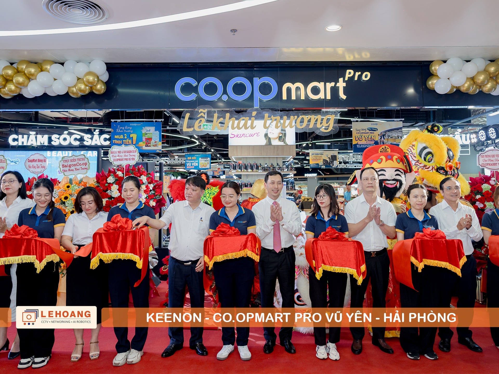 Lãnh đạo Co.opmart Pro và đối tác cắt băng khai trương siêu thị hiện đại tại Hải Phòng