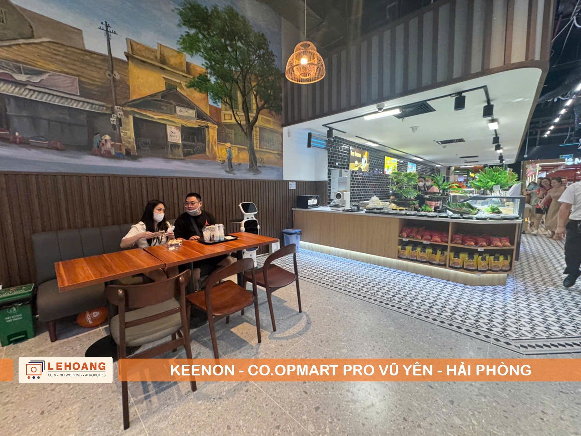 Không gian khu ẩm thực hiện đại tại Co.opmart Pro với robot phục vụ KEENON