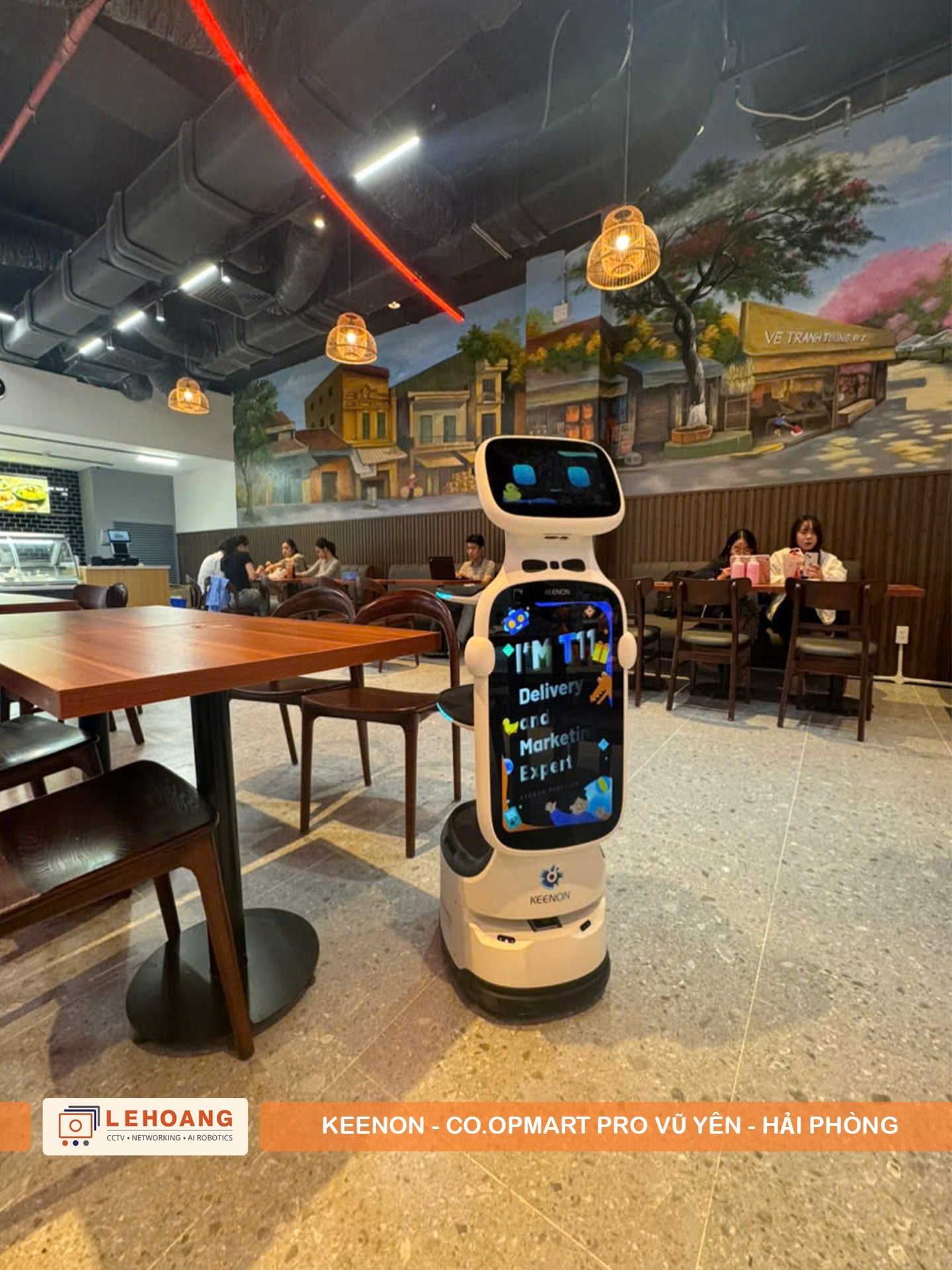 Robot phục vụ KEENON đang hoạt động tại khu Food Court Co.opmart Pro Vũ Yên