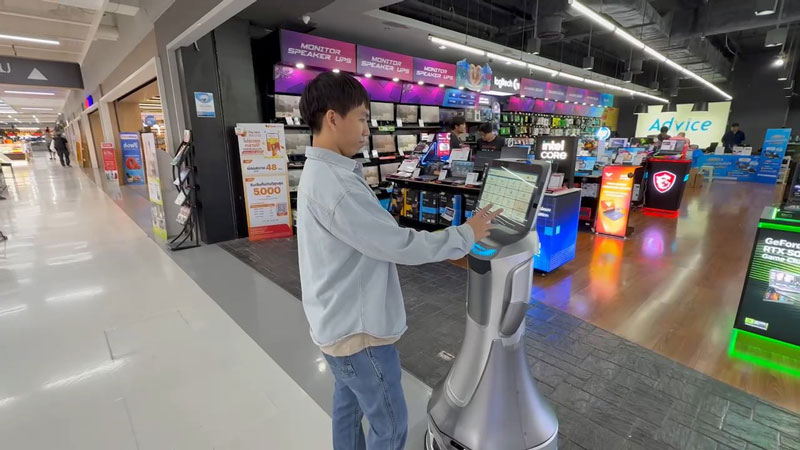Robot lễ tân GreetingBot Nova tại cửa hàng điện máy
